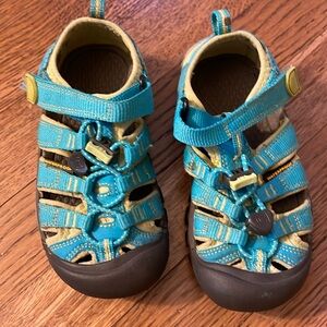 Little kids size 11 Keen’s